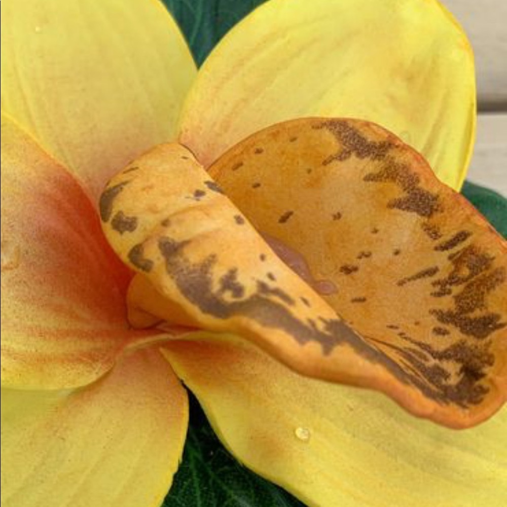 Artificial floating lily pads for ponds